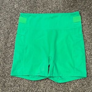 Fabletics Women’s Motion 365 Bright Green 5 inch Bike Shorts w/ Pockets. Size L